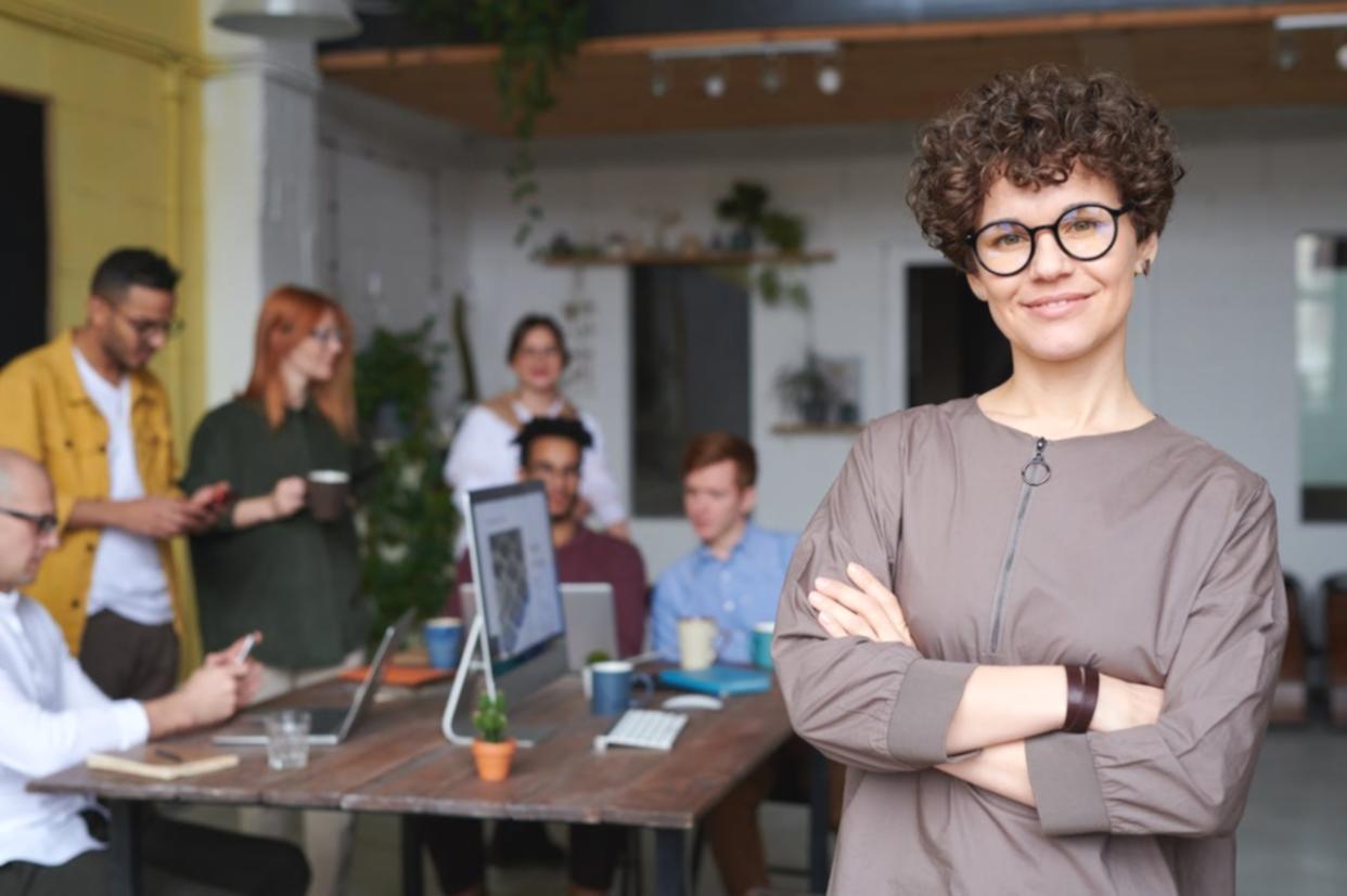 Specialist analyseert financiële gegevens op scherm